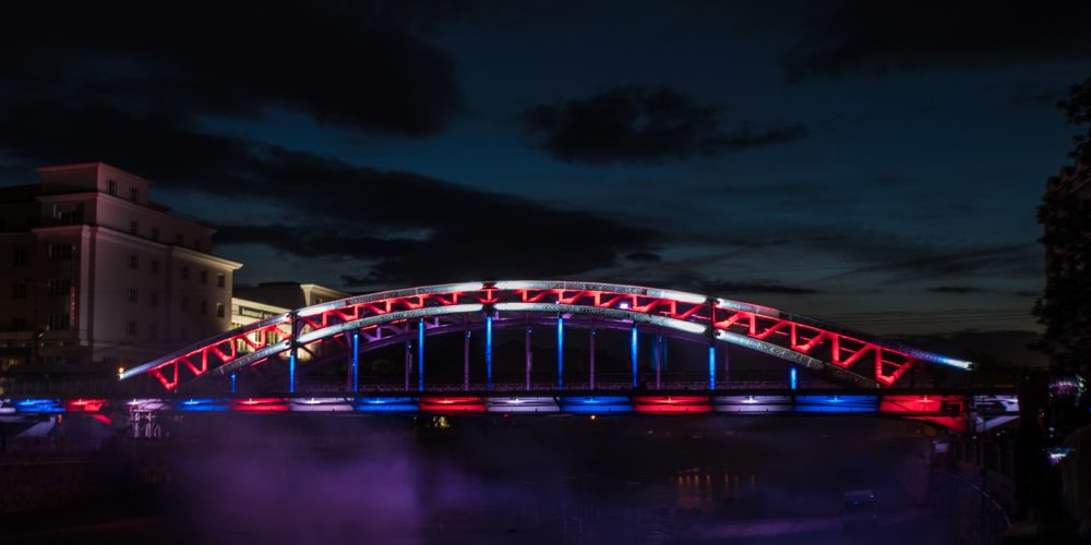 Nově osvětlený most Miloše Sýkory je novou noční dominantou Ostravy