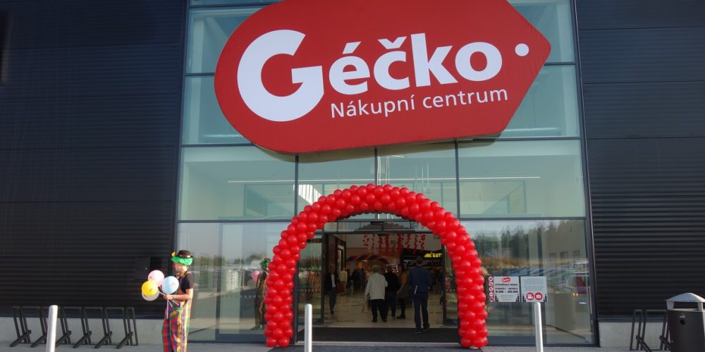 Dnes bylo slavnostně otevřeno nové nákupní centrum Géčko