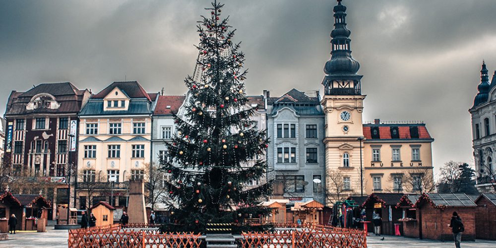 Vánoční strom na Masarykově náměstí se rozsvítí za doprovodu Ilony Csákové a dětského pěveckého sboru