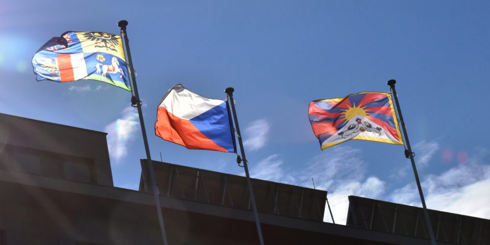 Tibetská vlajka již vlaje před Krajským úřadem