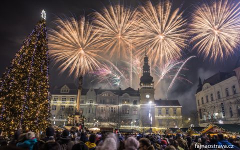 Vánoční trhy rozzářil mikulášský ohňostroj [fotoreport + video]