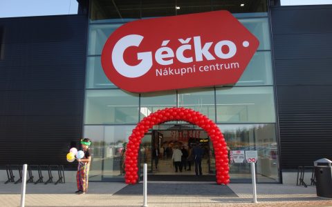 Dnes bylo slavnostně otevřeno nové nákupní centrum Géčko