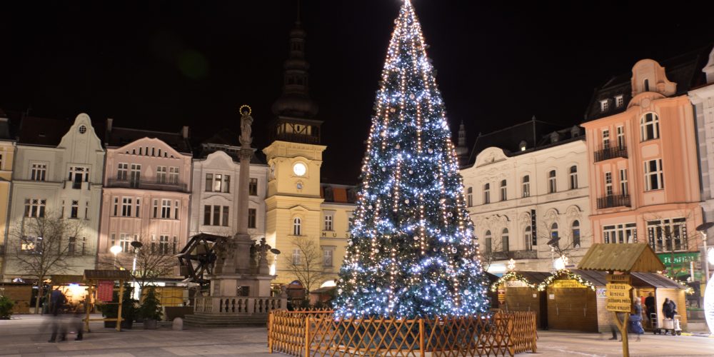 Vánoční strom na Masarykově náměstí bude slavnostně rozsvícen o první adventní neděli