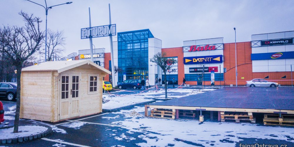 U nákupního centra FUTURUM vyrůstá kluziště