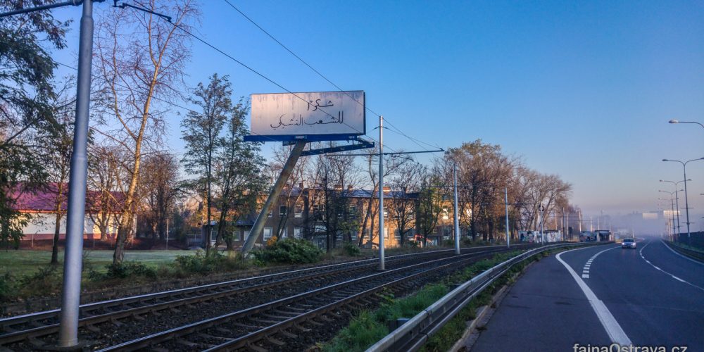 Arabský text se objevil na billboardech v Ostravě