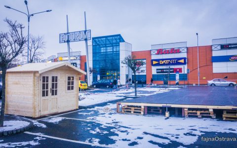 U nákupního centra FUTURUM vyrůstá kluziště